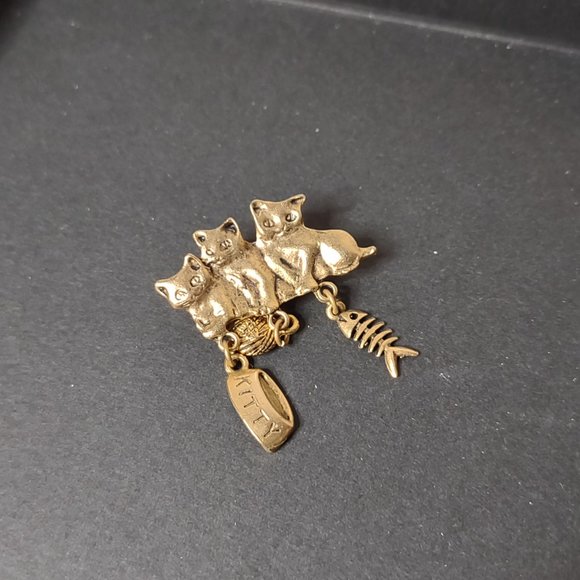 Cute Gold Tone 3 Kitten Dangle Brooch - Picture 8 of 9